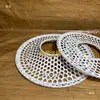 Sombrero blanco de bambú tejido, calado, usado como accesorio para videos de baile en plaza, hecho a mano, con un diseño nostálgico de pantalla de lámpara