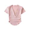 Estilo Americano Picante Primavera e Verão Novo T-shirt de Renda Costurada Decote V Manga Curta Feminino Cintura Lateral Franzido Barra Curva Top Slim