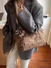 Bolsa Casual Retro Grande Capacidade Estampa de Leopardo 2025 Nova Versátil para o Dia a Dia Bolsa de Ombro Feminina Bolsa Tote para Estudante Universitário