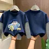 Camiseta listrada infantil confortável 100% algodão de manga longa, camiseta básica de outono com estampa de desenho animado para meninos com design falso de duas peças