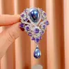 Broche de Perla Morada Gota de Agua Retro Francés de Lujo Ligero, Accesorio Versátil Elegante para Abrigo de Lujo Ligero Incrustado con Diamantes
