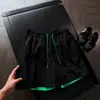 Pantalones Cortos Deportivos de Seda Helada de Verano de Cuatro Puntos de Nylon Estilo Americano Bloqueo de Color Negro Rojo Estilo Delgado Pantalones de Refrigeración Secado Rápido Pantalones Cortos para Hombre Sueltos