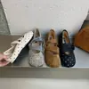 Zapatos planos de mujer de moda, versátiles y de suela blanda para 2026, con un estilo suave de inspiración francesa y un moderno diseño de lunares, perfectos para usar en capas y como calzado exterior