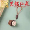 O pingente de durian de sândalo pode ser usado como um item decorativo para artesanato com tema de frutas, acessórios de carro, mesas de chá, salas de estar ou como um ornamento para casais para carregar por aí.