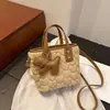 Nova Bolsa de Ombro Fofa Outono 2026 Estilosa Bolsa de Mão Estilo Retrô Modelo Balde Bolsa Transversal de Moda para o Dia a Dia