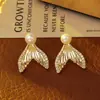 Pendientes de perla estilo cola de pez clásicos chapados en cobre oro real de 18k moda exquisitos versátiles de alta gama estilo INS pendientes de temperamento para mujer