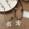 Cadena de Suéter Flor de Cuerda Tejida para Mujer Otoño e Invierno de Gama Alta Retro Versátil Accesorios para Estudiantes Collar con Colgante Largo de Cuello Halter