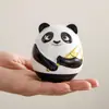 Panda Segurando Bambu Ornamento Cerâmico Roly-Poly para Decoração de Mesa de Escritório em Casa Entrada Artesanato de Carro Pequeno Ornamento