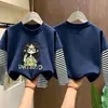 Camiseta listrada de manga comprida para meninas, nova e estilosa camisa básica infantil para primavera e outono de 2026, blusa de algodão puro para meninas, estilo ins