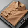 Camisa versátil e da moda, estilo Harajuku, jovem, tendência, cor sólida da primavera, manga longa, estilo artístico novo e moderno para homens