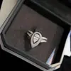 Nuevo Anillo de Gota de Agua para Mujer Diamante Azul Anillo de Diamante V Dorado Diseño de Nicho de Moda Corona en Forma de V Propuesta Anillo en Forma de Pera