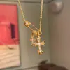 Novo Colar com Broche de Cruz Dourada Estilo Chinês Retrô Design de Nicho Temperamento Personalidade Exquisito Leve Luxo Colar Versátil