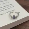 Anel Aberto de Zircônia Roxo Rosa Doce Fresco de Luxo Leve com Flor Geométrica Incrustada de Diamante Design Exclusivo de Nicho Realça a Tez Anel Empilhável para Dedo Indicador para Mulheres