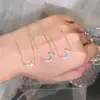 Collar con colgante de luna chapado en oro con diamantes completos estilo coreano y japonés para mujer, moda de lujo ligero con un toque de alta gama, cadena para la clavícula de media luna de circonita