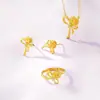 Conjunto de Collar y Anillo de Rosa con Cinta Dorada Joyería de Lujo Ligero Imitación de Oro de Arena Vietnamita como Regalo de Cumpleaños para Tu Novia