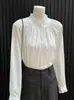 Camisa Blanca de Estilo Francés con Cuello Mao Fruncido Pequeño para Mujer, Estilo Suave de Principios de Primavera, Top Interior Único y Hermoso