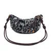 Bolso de felpa para mujer, bolso de hombro con estampado de leopardo de nicho para el verano 2025, bolso cruzado de moda para el día a día