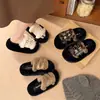 Chinelos Peludos Femininos com Solado Grosso para Uso Externo 2026 Decoração com Fivela Solado Antiderrapante Uso em Duas Vias para Casa e Sair Chinelos Casuais