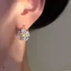 Un ear cuff de flor cúbica de zirconia de doble cara y dos vías, exquisito, pequeño, versátil, pendientes de moda, más vendidos, joyería de oreja popular entre las celebridades de internet