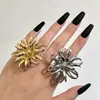 Anillo de Metal de Banda Ancha con Diseño de Nicho, Crisantemo Dorado, con un Toque de Lujo, Anillo Floral Barroco Vintage Estilo de Corte