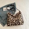 Bolsa Peluda de Inverno 2024 Nova Popular Estampa de Leopardo Mochila Feminina Versátil Bolsa de Ombro Tote Tendência