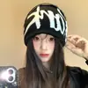 Gorro de Tricô Jacquard com Letras Streetwear Americano Feminino Outono/Inverno 2025 Quente Versátil Pulôver Chapéu Espessado