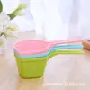 Cuchara para comida de gato y perro de mascota cuchara pala de plástico portátil suministros para comida de mascota fabricantes al por mayor color