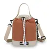 Mochila nueva multifuncional y elegante 2026 con diseño inspirado en el Oeste, también adecuada como bolso cruzado; hecho de nailon, impermeable e ideal para actividades al aire libre y llevar un teléfono