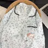 [Directo del fabricante] Nueva colección de primavera y otoño: Pijama de algodón nube para mujer con estampado de leopardo azul, bordado de Gato KT y un diseño juvenil y elegante con cuello de solapa