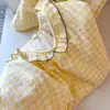 Pijama feminino de verão estilo minimalista xadrez amarelo, conjunto de duas peças com camisola e shorts, pode ser usado fora de casa como roupa caseira