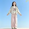 Roupa de outono para meninas: um conjunto de três peças apresentando uma jaqueta com capuz estampada de desenho animado e calças de perna larga, projetado para crianças mais velhas, oferecendo um visual casual, estiloso e esportivo
