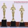 Troféu de Honra Homem Dourado Pequeno Troféu de Metal Simples Decoração Troféu Bordado Criativo Moderno Troféu de Reunião Anual Lembrança
