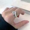 Anillo de cuadros blanco y negro estilo coreano elegante dulce lindo para niña epoxi anillo de amor de cuadros blanco y negro suministro transfronterizo