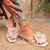 2026 Nuevas Sandalias de Tacón Alto con Flores Estilo Hada con Faldas Pantuflas de Tacón Alto Brisa Nocturna al Aire Libre Francesa Pantuflas de Punta Cuadrada