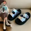 Pantuflas de suela gruesa para usar al aire libre, nuevo estilo de moda verano 2026, sandalias versátiles casuales de alta gama de una sola tira para mujer con suelas de plataforma