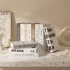 Decoração simples de livro falso em inglês preto, branco e cinza para decoração suave de casa, adereço de exibição, fundo popular para fotos, livro de simulação dobrável