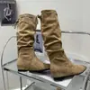 Botas de moda de cano alto novas e exclusivas para o verão para mulheres, de salto alto, com aumento interno de altura, salto grosso, bico fino, camurça, botas longas empilhadas para mulheres