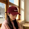 Boné de Baseball de Veludo com Bordado de Letra Chapéu Versátil Emagrecedor de Rosto para Mulheres Estilo Coreano Outono e Inverno Chapéu de Sol Simples