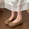 Zapatos de otoño para mujer Chuyuji de estilo francés, elegantes, de color rojo claro, con un diseño inspirado en Chanel, adecuados para combinar con faldas, con suela plana y punta dividida.