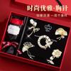 Conjunto de Broches com um Toque de Luxo Leve de Alta Qualidade, Broches Florais Exquisitos, Perfeito para um Presente de Aniversário para Sua Namorada