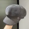 Nueva gorra de vendedor de periódicos de pana con retazos de estilo japonés simple para mujer, adecuada para principios de otoño, retro callejero, versátil y estiliza el rostro.