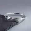 Pulseira de Trevo de Quatro Folhas da Sorte Presente para o Dia da Deusa Pulseira Sólida Estilo Jovem Elegante Pulseira de Flor Brilhante de Puxar e Empurrar