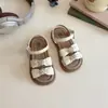 Sandálias de Princesa da Moda para Meninas 2025 Outono Novo Bicolor Laço Calçados Casuais Sapatos Macios com Solado Abertos para Crianças