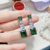 Pendientes de circonita con diamantes de imitación de esmeralda de imitación para mujer, de estilo europeo y americano, sencillos, ligeros y de lujo, con alto contenido de carbono.