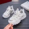 Tenis para niños 2025 nuevo estilo zapatos de malla para niñas transpirables zapatos casuales superficie de malla zapatos de papá con botón giratorio para niños a la moda