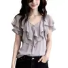 Em estoque 2026 Camisa francesa com decote em V e babados para mulheres, de manga curta, novo estilo de verão, elegante e rejuvenescedora, top cinza de corte solto
