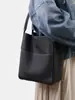 Bolsa Cesto de Couro Bovino de Primeira Camada Estilo Novo com Toque de Luxo, Grande Capacidade, Bolsa de Ombro Único, Bolsa Texturizada para o Dia a Dia