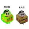 Crayón Shin-Chan Luz LED Intermitente Flor para Zapato DIY Agujero de Zapato Accesorios Decorativos Hebilla de Zapato Lindos Dibujos Animados Accesorios Elegantes