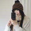 Chapéu de Tricô com Orelhas Pompons Listras Contrastantes Amarração Turbante Feminino Outono/Inverno 2026 Quente Borda Enrolada