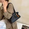 2026 Bolso de Hombro Bajo Diseño de Correa de Cuero Retro para Mujer Otoño Gran Capacidad Simple Sensación de Alta Gama Bolso Tote de Hombro Único Bolso de Hombro Bajo